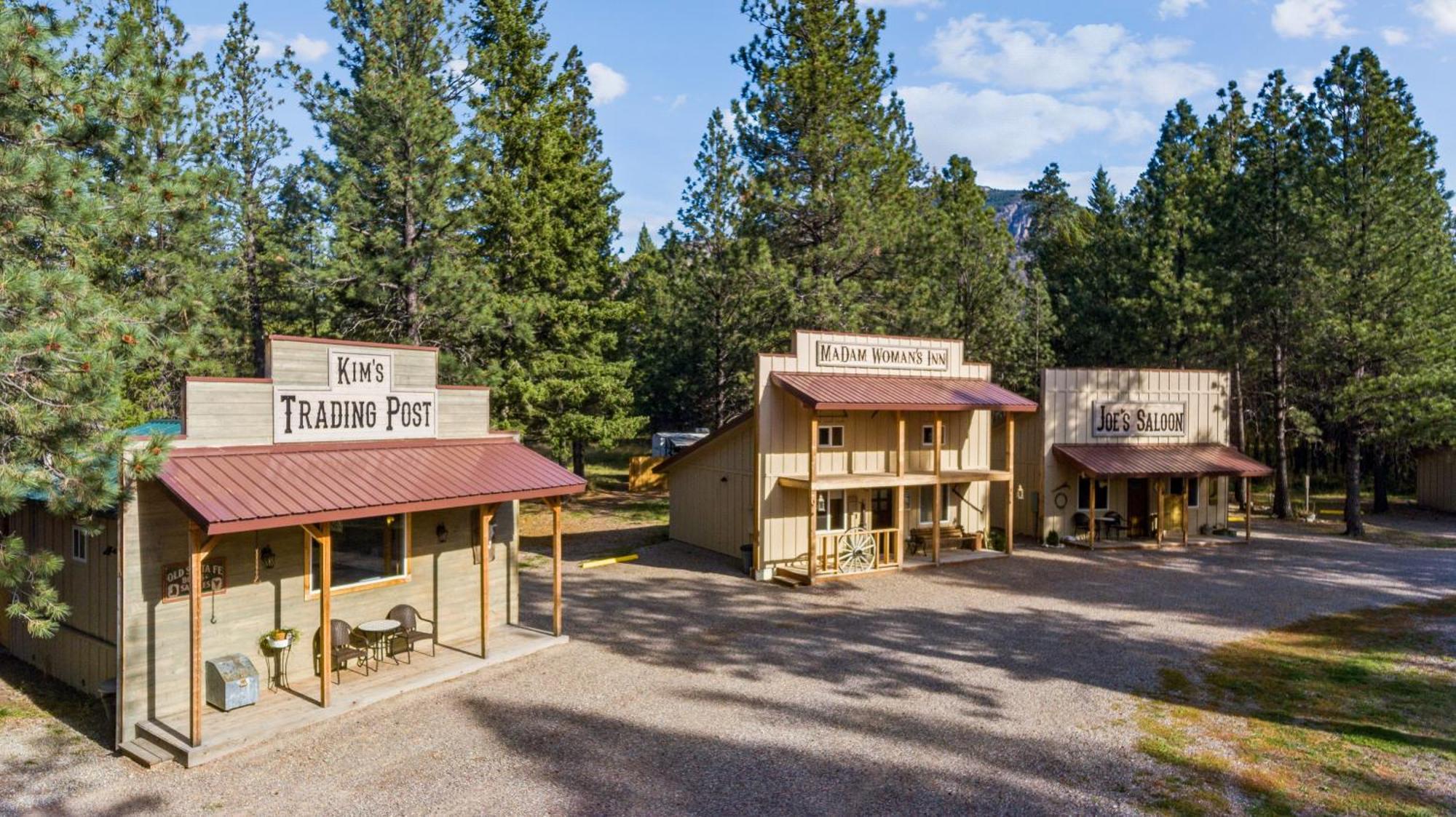 Fort Williamson Glacier Vacation Rentals Columbia Falls Exterior photo